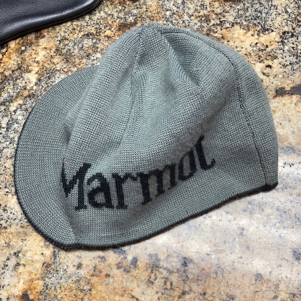 Reversible marmot beanie with bill